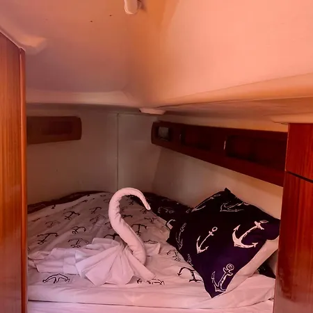 ספינת מלון Sleep Aboard A Beautiful Sailboat In
